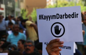 CHP’liler Esenyurt Belediyesi önünden seslendi: Kayyım darbeden beterdir