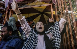 İsrail, Gazze’de Filistinlilerin sığındığı binayı vurdu: ‘En az 50 kişi öldü’