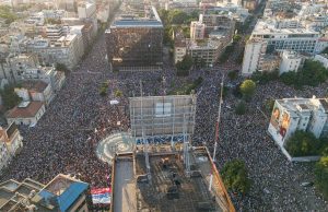 Sırbistan’da halk sokağa döküldü, polis müdahale etti
