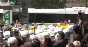 Madencilerle dayanışmaya gelenlere biber gazlı müdahale