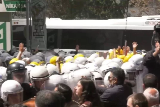 Madencilerle dayanışmaya gelenlere biber gazlı müdahale