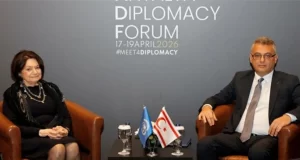 Rum Yönetimi Sözcüsü Letimbiotis: Erhürman-DiCarlo görüşmesinde KKTC bayrağı “talihsiz bir an”