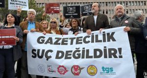 Gazeteciler Alican Uludağ için özgürlük istedi: ‘Yargılama SEGBİS’le değil, yüz yüze yapılsın’