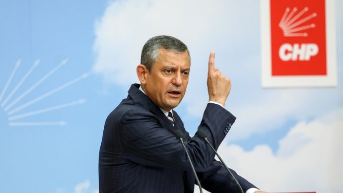 CHP lideri Özel, kurmaylarıyla partiye süren operasyonları konuştu: ‘Magazinsel gündemler yaratılıyor’