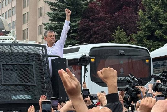 Yurttaşlara seslenen CHP Genel Başkanı Özel: ‘CHP’yi üçüncü sefer açmak için ben var gücümle çalışacağım’