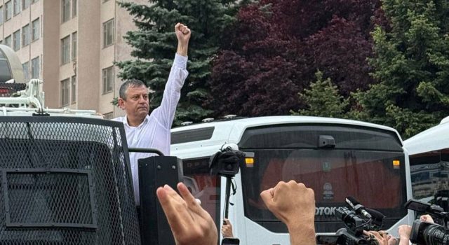 Yurttaşlara seslenen CHP Genel Başkanı Özel: ‘CHP’yi üçüncü sefer açmak için ben var gücümle çalışacağım’