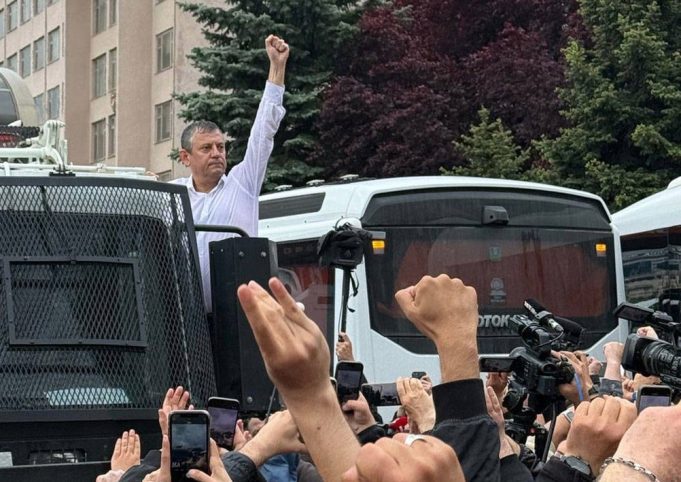 Yurttaşlara seslenen CHP Genel Başkanı Özel: ‘CHP’yi üçüncü sefer açmak için ben var gücümle çalışacağım’