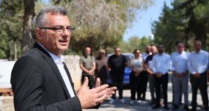 Tufan Erhürman, Naci Talat’ın vefatının 35’inci yılı dolayısıyla kabri başında düzenlenen anma törenine katıldı