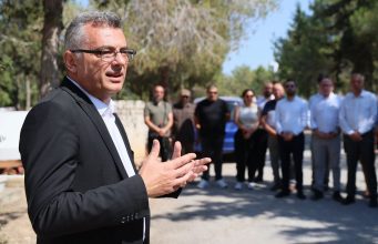 Tufan Erhürman, Naci Talat’ın vefatının 35’inci yılı dolayısıyla kabri başında düzenlenen anma törenine katıldı